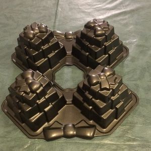 Wilton 4 Single Gift Cake Pan NEW Fun for all  Parties Birthday Christmas & more